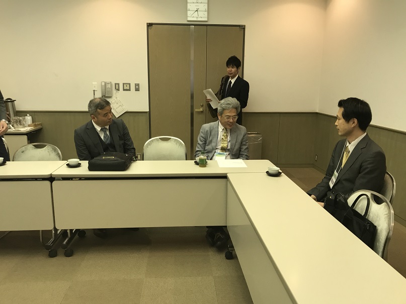 （左から）山田運営幹事、吉田代表運営幹事、網本先生、若林先生