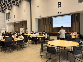 第二会場は交流しやすい環境作りに。グループワークなども実施