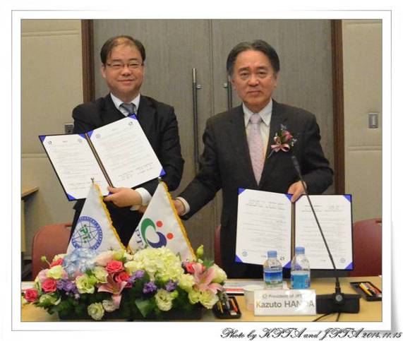 協定書を交わす両会長